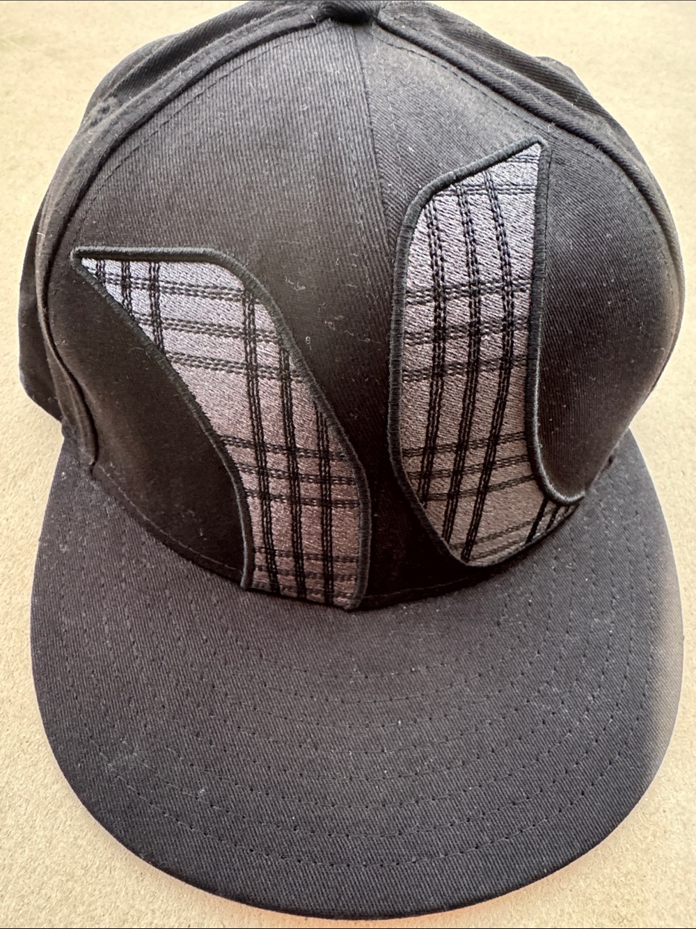 Hurley Black Plaid Logo Fitted sz7 Hat